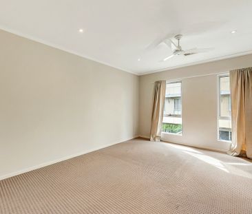 Stylish & Spacious Townhouse in Prime Mawson Lakes Location - Photo 4