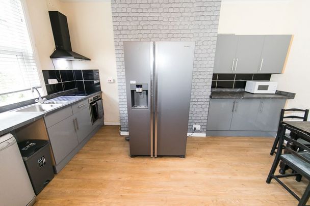 Welton Mount, Hyde Park, Leeds - Photo 1