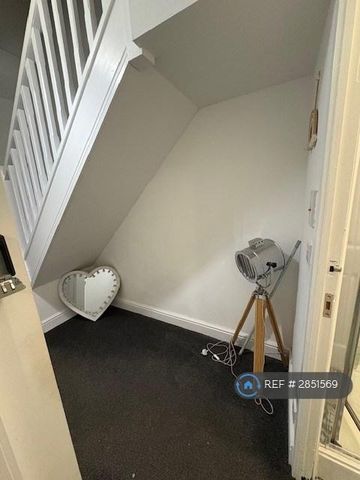 1 bedroom in a house share to rent - Photo 5