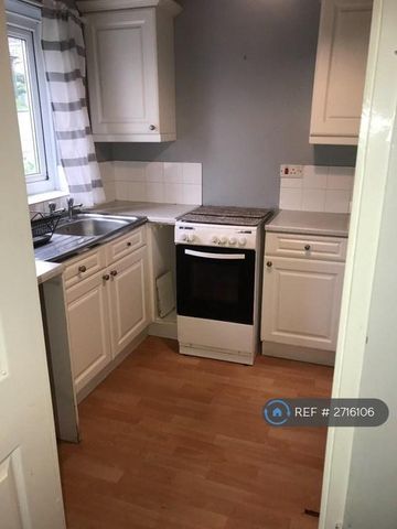 2 bedroom semi-detached house to rent - Photo 5