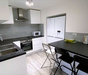 Modern 4-Bedroom Student House - Photo 2