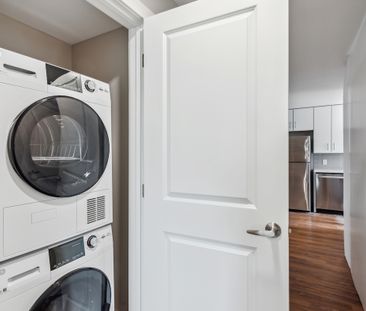 Master Room & Ensuite Bath - Lisgar Apartments - Photo 4