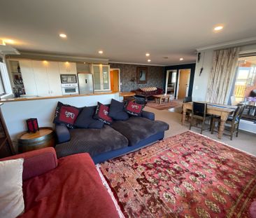 THREE BEDROOM, FULLY FURNISHED, CENTRAL LIVING - Photo 1