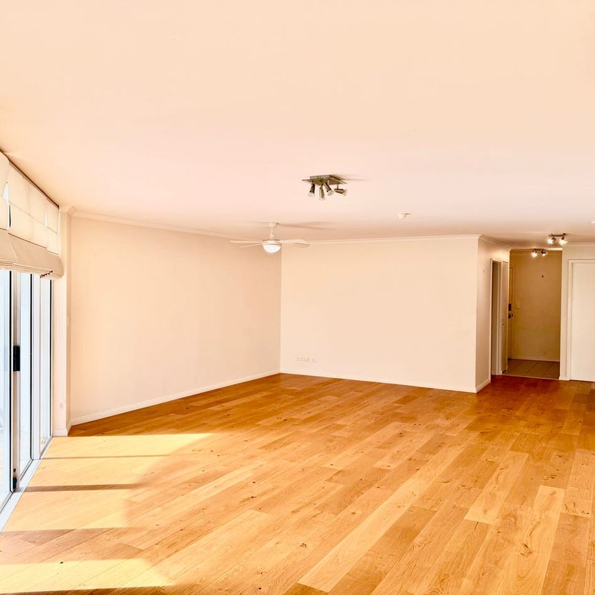 Spacious 3-Bedroom Apartment in Prime Kangaroo Point Location - Photo 1