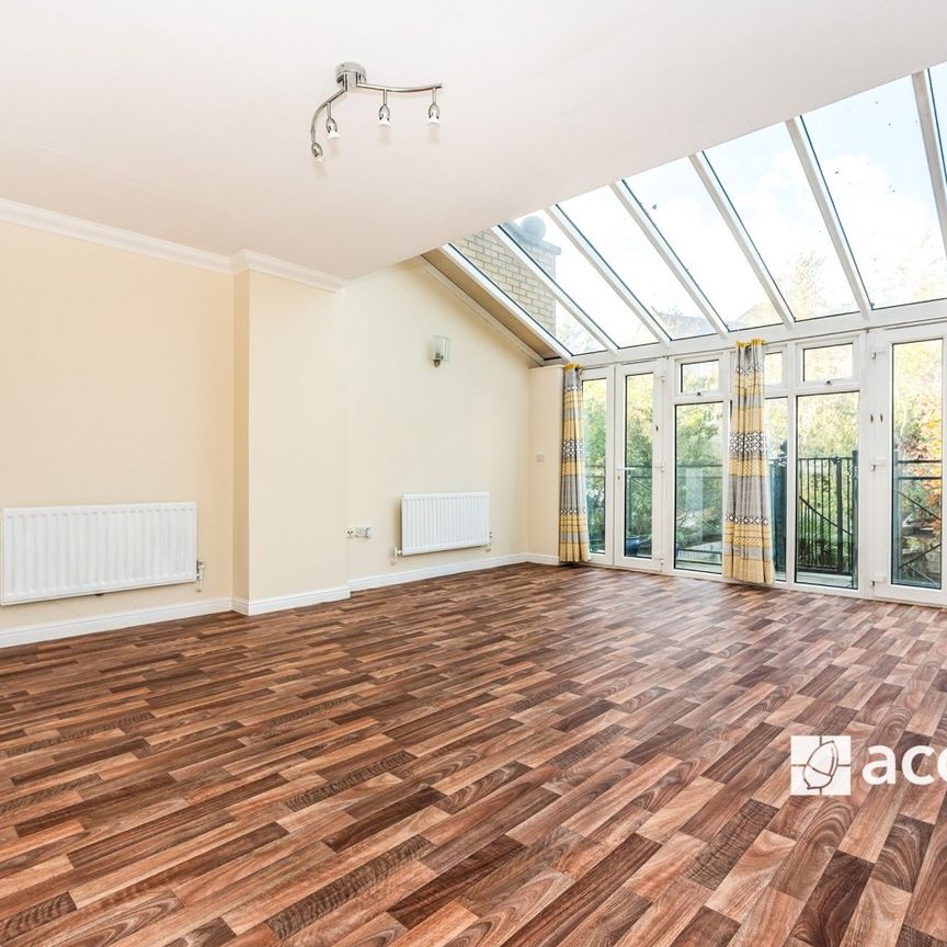 Terraced House to rent - Kingfisher Drive, Greenhithe, DA9 - Photo 1