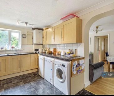 4 bedroom semi-detached house to rent - Photo 3