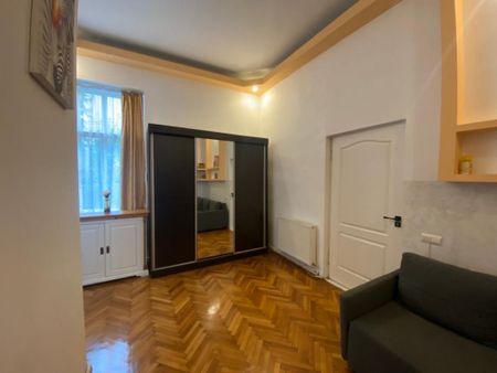 Apartament la casa 3 camere semidecomandat, zona centrala - Photo 3