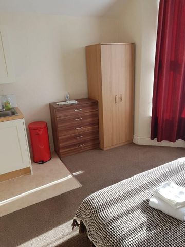 1 bedroom in a house share to rent - Photo 3