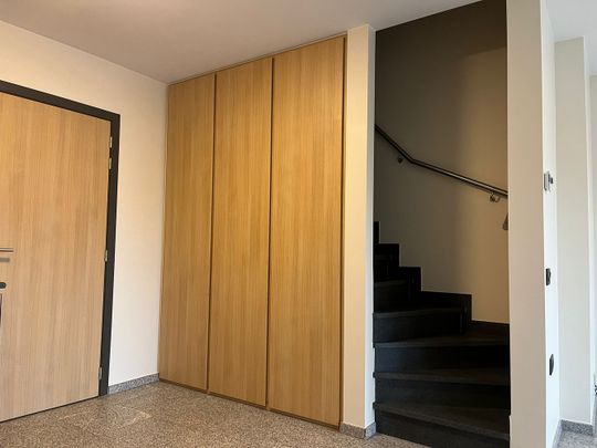 Modern Instapklaar duplex-app met 2 slpks, terras & afgesloten garage! - Photo 1