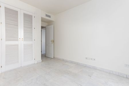 Apartment in San Pedro de Alcántara, Costa del Sol - Photo 3