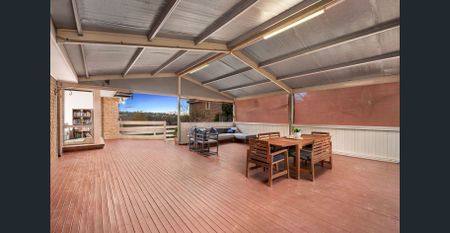 Fantastic family home with beautiful views - Photo 3