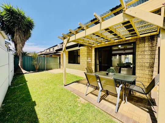 Beautifully Furnished 3 Bedroom, 2 Bathroom Modern Townhouse - Photo 1