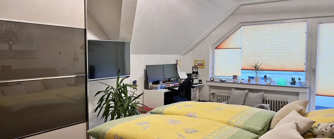 Große Dachgeschosswohnung mit 2 Balkonen - Photo 1