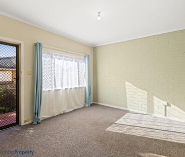 Lovely, cosy two bedroom brick unit situated in a quiet duplex! - Photo 2