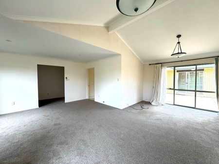 4 Bedrooms Prime Location Home in Henderson - Photo 4