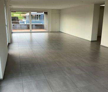 Grosszügige 7.5-Zimmer-Dachwohnung mit Panoramablick in Auw - Foto 2
