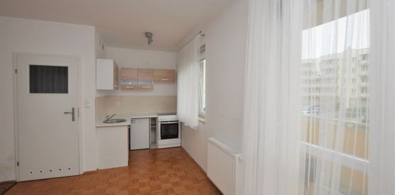 Kawalerka w doskonałej lokalizacji - Photo 2