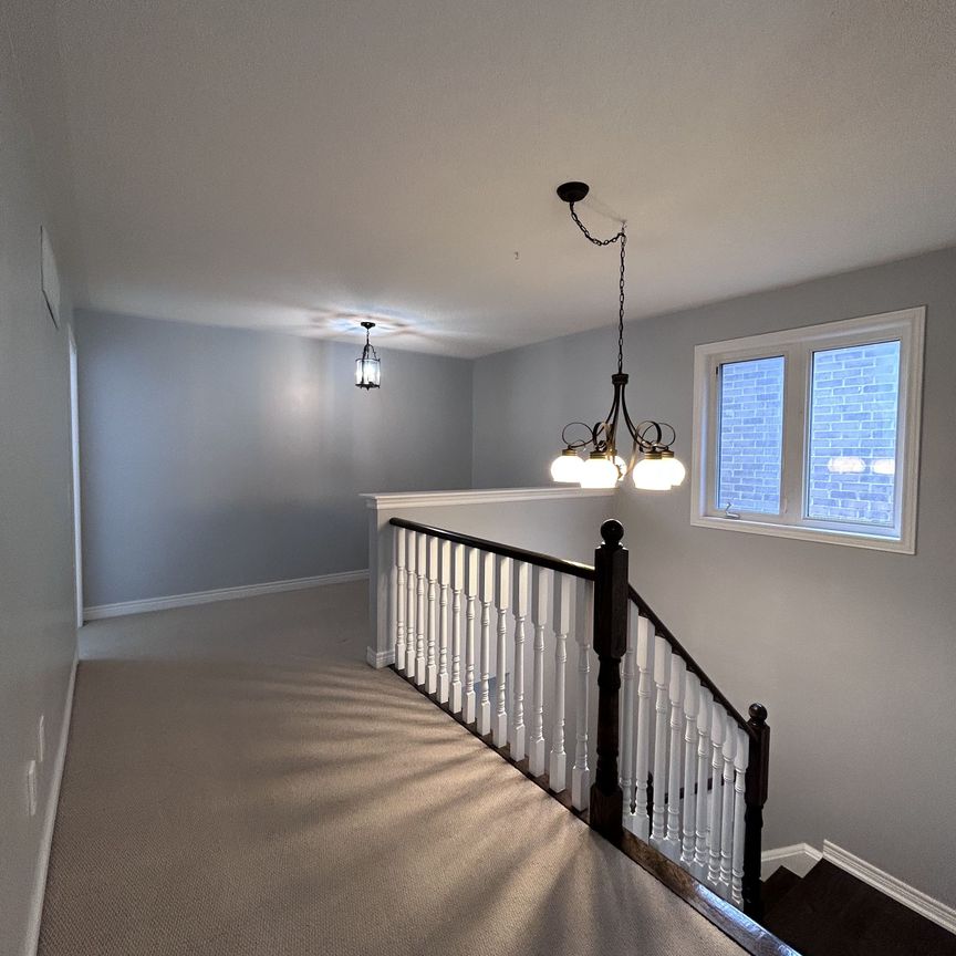 For Lease - 438 Kwapis Boulevard, Newmarket, Ontario - Photo 1