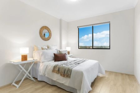 Lightly updated tenth floor apartment in a highly sought-after location - Photo 4