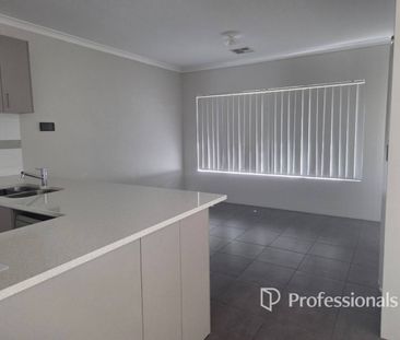 Family living close to beach and city - Photo 6