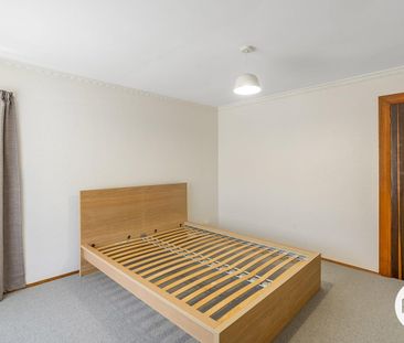 Stylish 1 Bedroom unit within mins of the CBD + off street parking - Photo 1