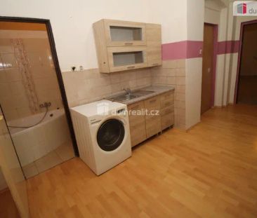 Pěkný byt 2+1 ve třetím patře cihlového domu v Karlových Varech Ryb... - Fotografie 1