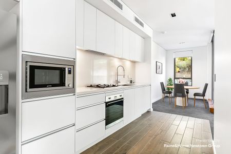 Expansive harbour side living - Photo 4