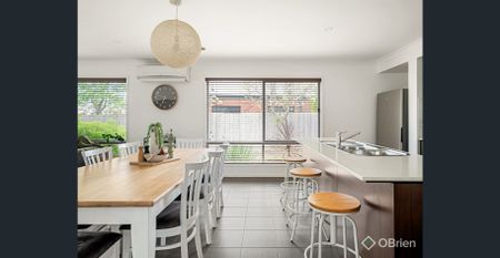 Space, Style and Sunlight - Photo 2