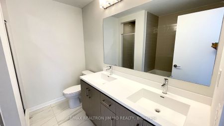 Condo Townhouse For Lease | N8139998 - Photo 5