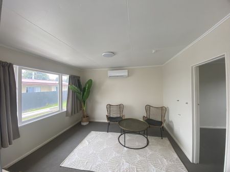 Modern, tidy and sunny unit in a great location. - Photo 2