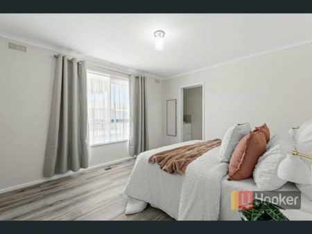 RENOVATED 4 BEDROOMS HOUSE IN NOBLE PARK - Photo 4