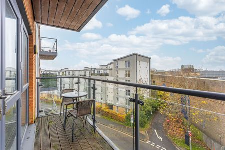 West Green Drive, Crawley, RH11 - Photo 2