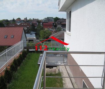Na prenájom kompletne klimatizovaný 8 izbový dom s krbom a dvojgará... – Fotografia 1