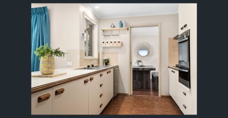 Family Home in Prime Location! - Photo 5