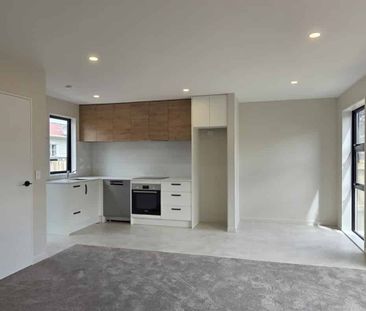 Stylish, Superior Build Townhouse – Walk to Barrington Mall - Photo 3