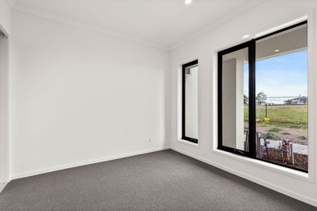 Brand New with 3 Bathrooms! - Photo 5