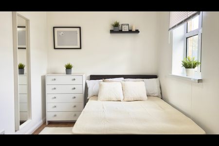 6 Bed Terraced House, Gadd Street, NG7 - Photo 2