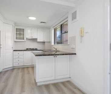 SPACIOUS TOWNHOUSE WITH LARGE PRIVATE COURTYARD – GREAT LOCATION - Photo 2