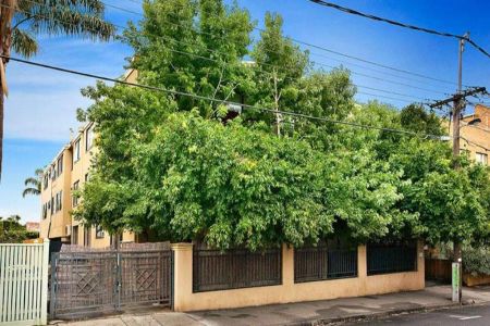 Spacious and Sun-lit 2 bed apartment - Photo 2