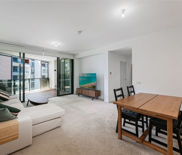 Corner Postioned 2 Bedroom Apartment in Putney Hill - Photo 2