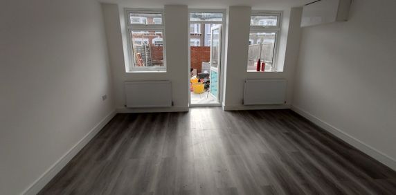 1 Bed Flat, Swindon Close, IG3 - Photo 2