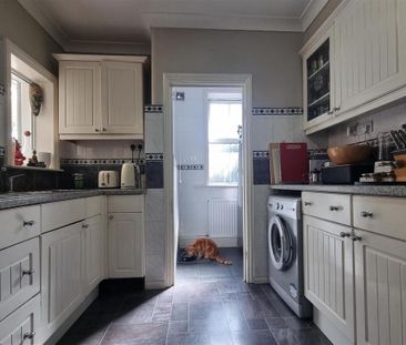 3 bedroom end of terrace house to rent - Photo 3