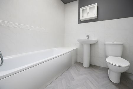 2 Bed Flat, Sugar Mill Square, M5 - Photo 3
