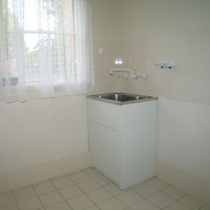 Split Level Two Bedroom Townhouse With Single Garage - Photo 2