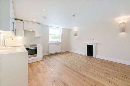 This fourth floor studio flat is situated in a prime South Kensington location. - Photo 4