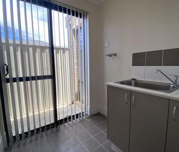 Modern 4-Bedroom Family Home – Convenient Location & Low Maintenanc... - Photo 3