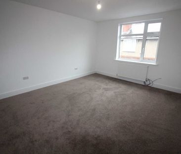 3 bed Flat - Photo 2