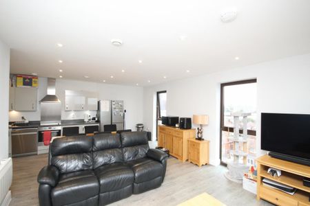 3 bedroom flat to rent - Photo 2