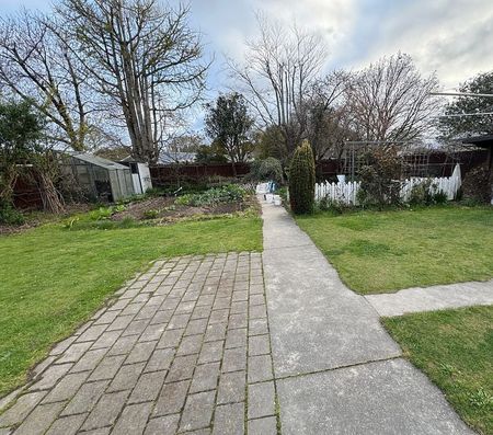 Comfortable home inside, beautiful garden outside - Photo 2