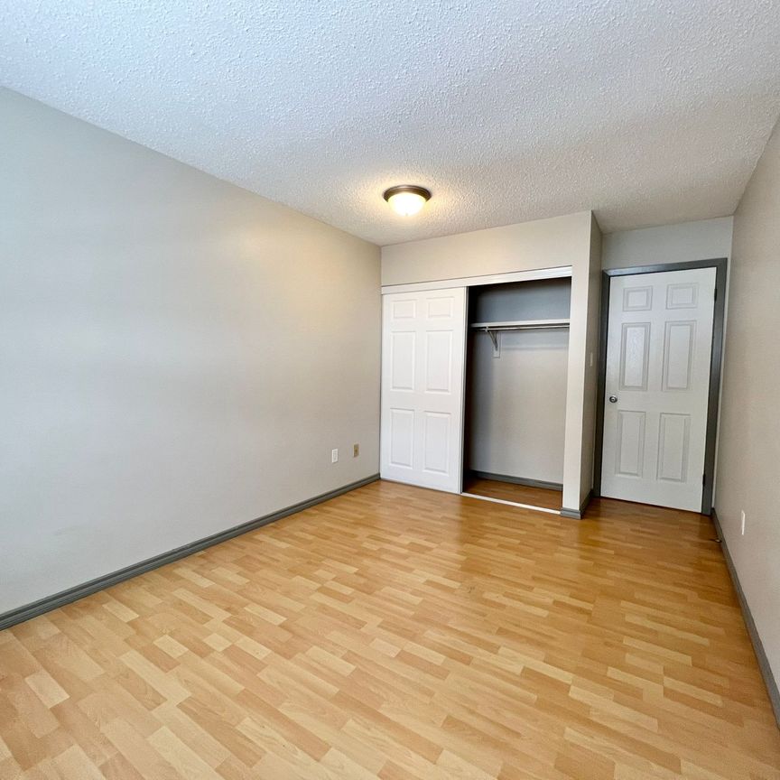 Calling All Nurses!! 2 Bedroom Unit Across the Hospital!! - Photo 1